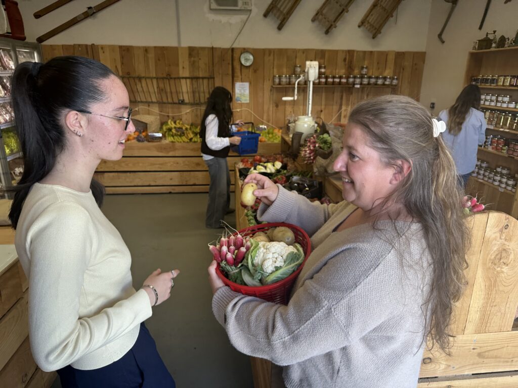 Terroir labadie montre la qualité des légumes au magasin