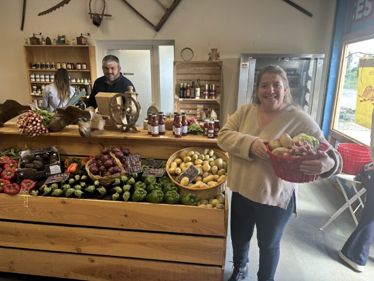 Les fondateurs de Terroir Labadie dans leur magasin devant une sélection de légumes